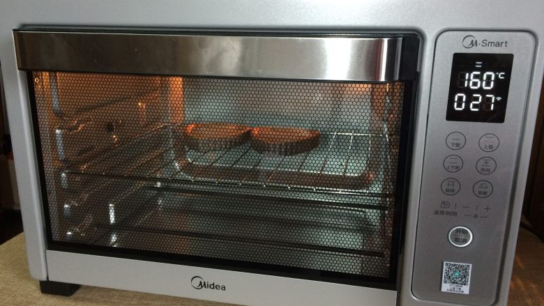 美味椰子派,放入160度预热好的烤箱中层,继续烤25分钟左右。出炉前5分钟撒上椰蓉。