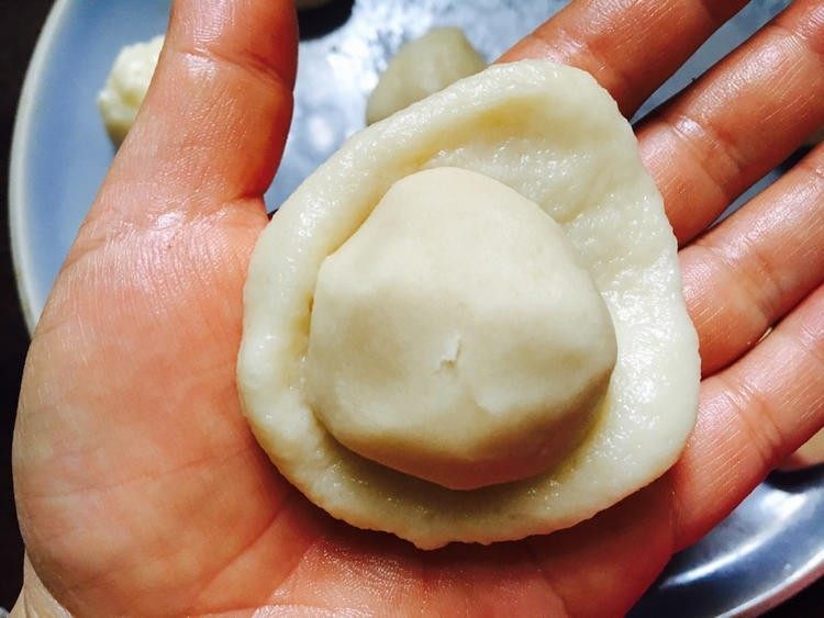 酥皮盒子,一份油皮包一份油酥,收口朝下。