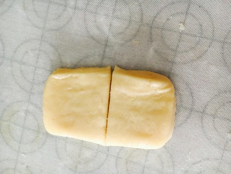 酥皮盒子,两次静至结束后整小长方形,对半切开,