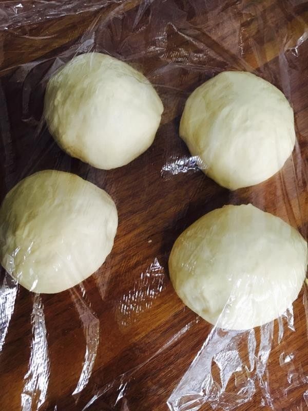 奶黄面包,取出排气,分四个团,盖保鲜膜,醒15分钟!