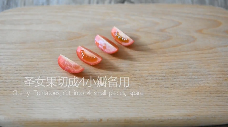 韭黄炒蛋这样搭配好看又好吃,1分钟就能学,圣女果切成4小瓣备用
