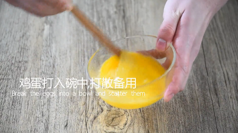 韭黄炒蛋这样搭配好看又好吃,1分钟就能学,鸡蛋打入碗中,打散备用