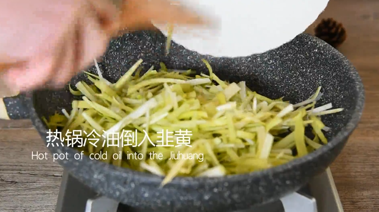 韭黄炒蛋这样搭配好看又好吃,1分钟就能学,热锅冷油倒入韭黄