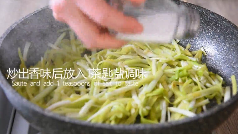 韭黄炒蛋这样搭配好看又好吃,1分钟就能学,炒出香味后放入1茶匙盐调味