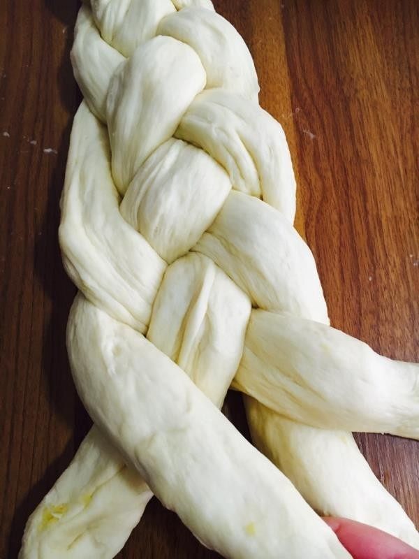 奶黄面包,把顶端稍稍捏紧收口,