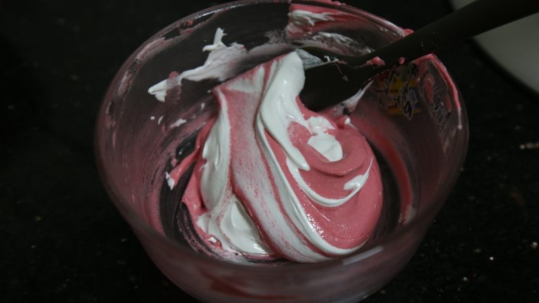 蜗牛马卡龙,每一份的蛋白霜分三次加入,每一次都拌匀