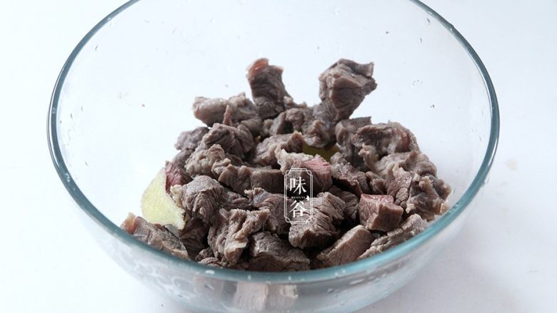 番茄牛肉煲,然后捞出来待用;