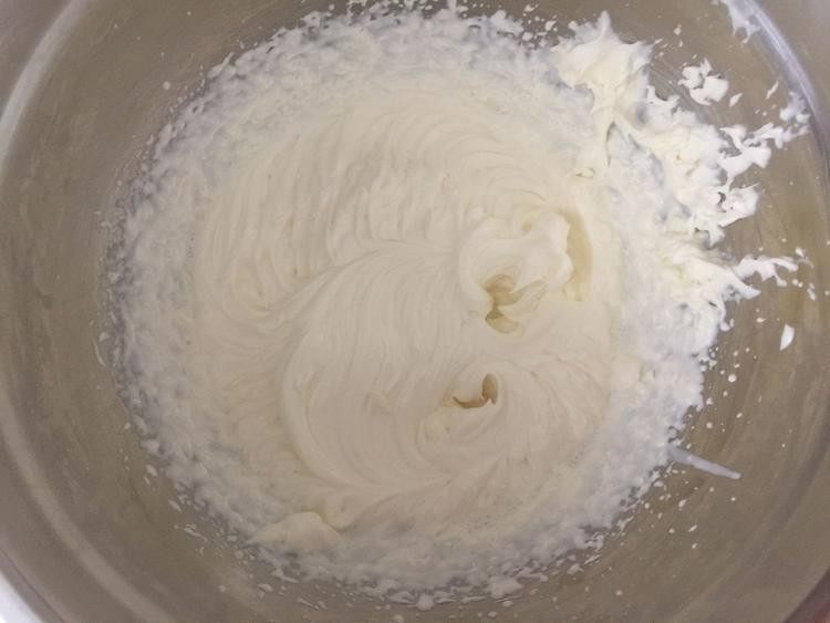 轻乳酪蛋糕,也可以软化,加糖打至顺滑。