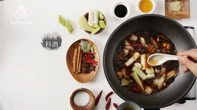 清爽可口丝滑入味,酷暑去燥的苦瓜烧肉 , 加入一汤匙料酒