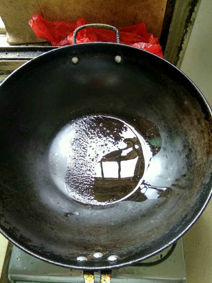 腊肉饭,开火放油,放入少量的油,因为腊肠里会出油