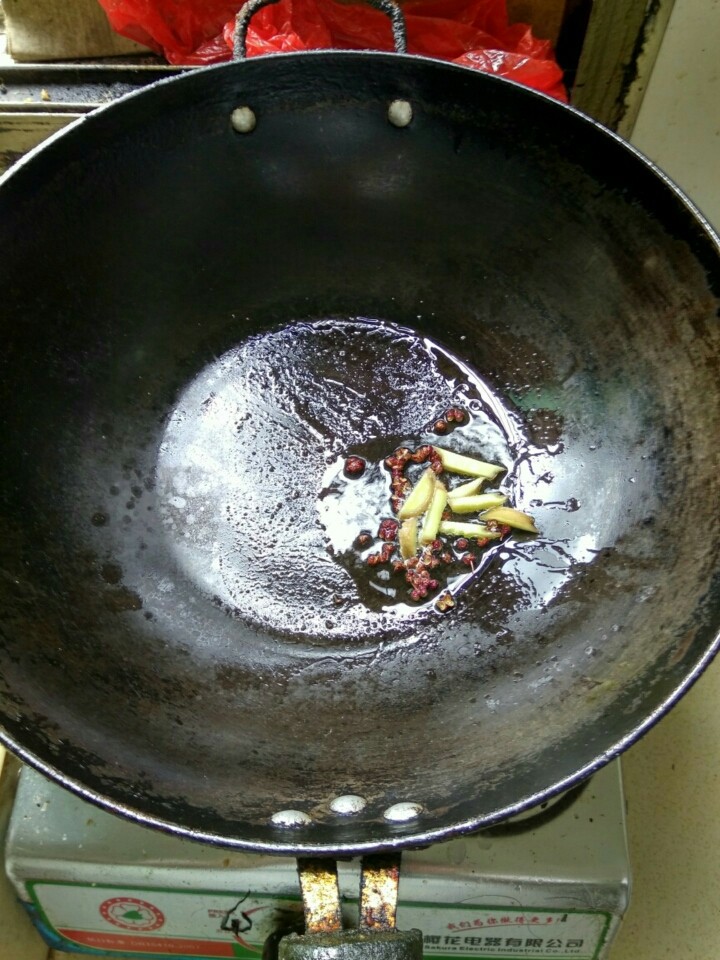 腊肉饭,把<a style='color:red;display:inline-block;' href='/shicai/ 700'>花椒</a>,姜丝放进去,编出香味后捞出!避免影响口感!这里只需要它们的味道