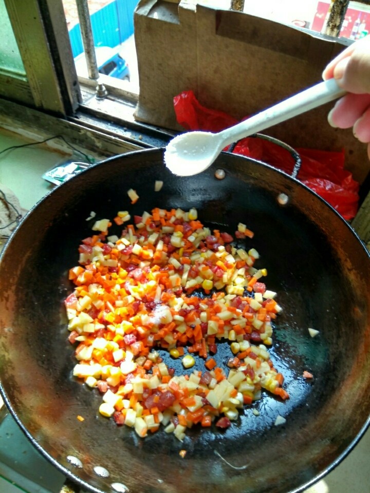 腊肉饭,等腊肉变成透明色，把剩下的都倒进去，小葱最后放，放入盐（因为腊肠本身很咸所以这里放少量的盐就可）和<a style='color:red;display:inline-block;' href='/shicai/ 829'>十三香</a>！