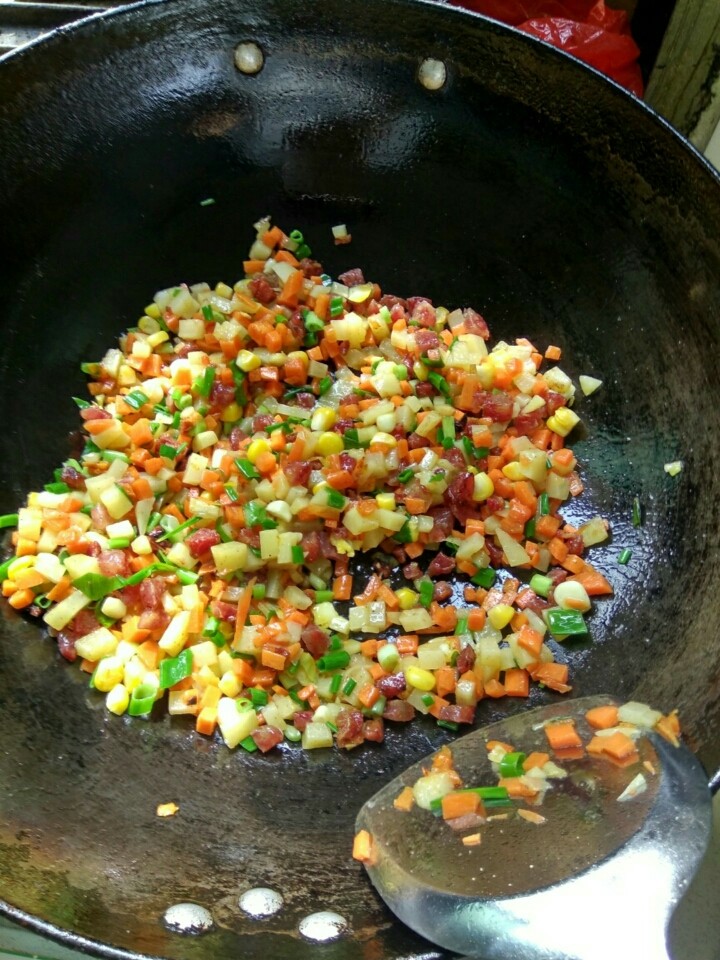 腊肉饭,最后把小葱放进去炒!