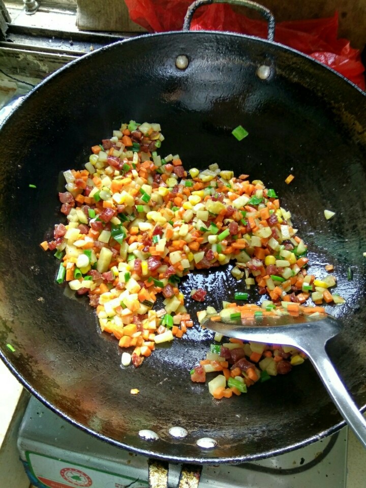 腊肉饭,这个不需要炒很久!差不多就行