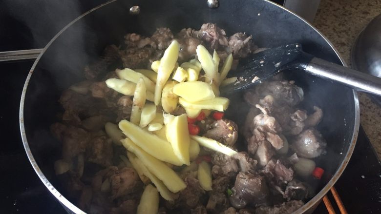 生炒鸡块,放入生姜和红椒,翻炒;