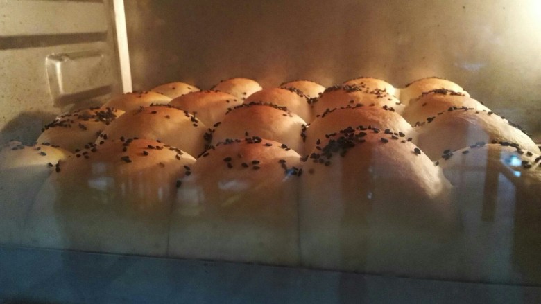 红豆小餐包,烤箱200度预热10分钟,然后再200度烤18~20分钟。