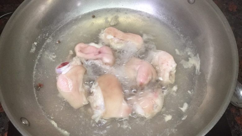 椒盐猪蹄,倒入生猪蹄焯水,大火煮2分钟即可
