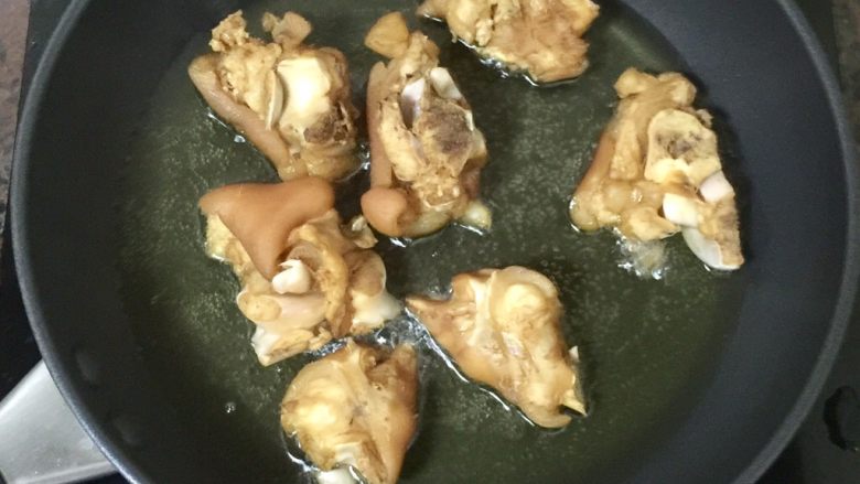 椒盐猪蹄,锅里倒油,大火烧热,倒入沥干的猪蹄油炸,如果猪蹄没办法完全干透,就把猪蹄先滚一遍生粉,再下油锅炸。