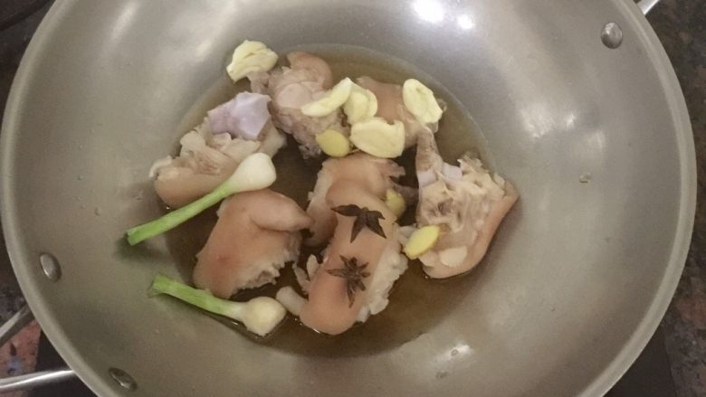 椒盐猪蹄,放入两颗葱白(葱尾留着最后切葱花)、三粒拍碎的蒜瓣、两粒花椒、一粒<a style='color:red;display:inline-block;' href='/shicai/ 86474'>干辣椒</a>、三片姜片,半汤匙王守义十三香