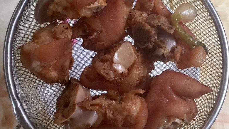 椒盐猪蹄,40分钟后将猪蹄捞出,沥干,尽量干,不然等下油锅的时候,你会见证油花炸起的威力