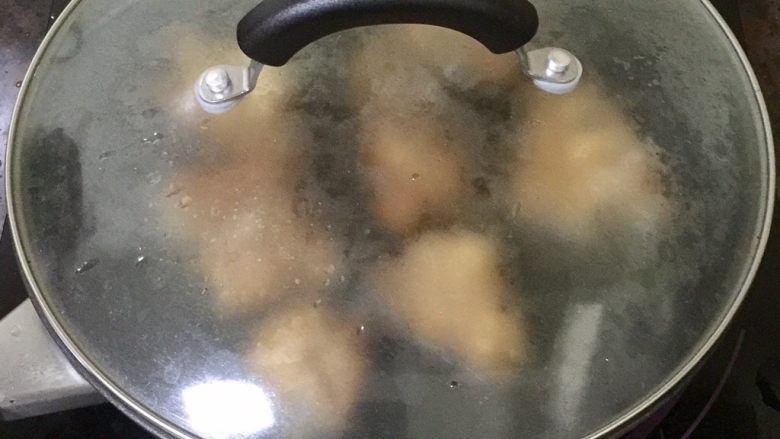 椒盐猪蹄,记得盖上锅盖哦!你可以听到油花在锅里炸起的声音,非常响亮!大火炸2分钟后,关火,等锅里没有动静了再打开锅盖,给猪蹄分别翻面,再开大火,同样炸2分钟。