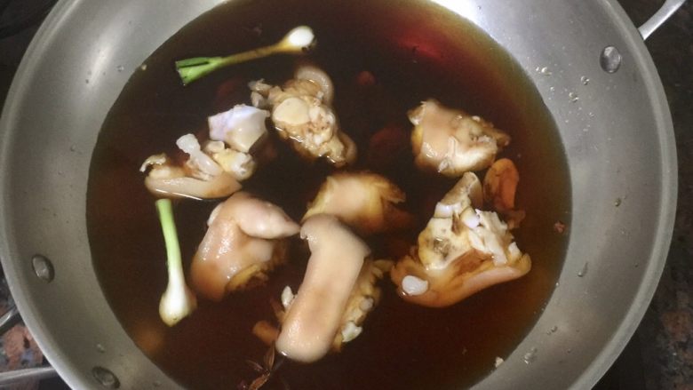 椒盐猪蹄,加入开水至几乎淹没猪蹄,大火烧沸,转小火,盖上锅盖,慢炖40分钟