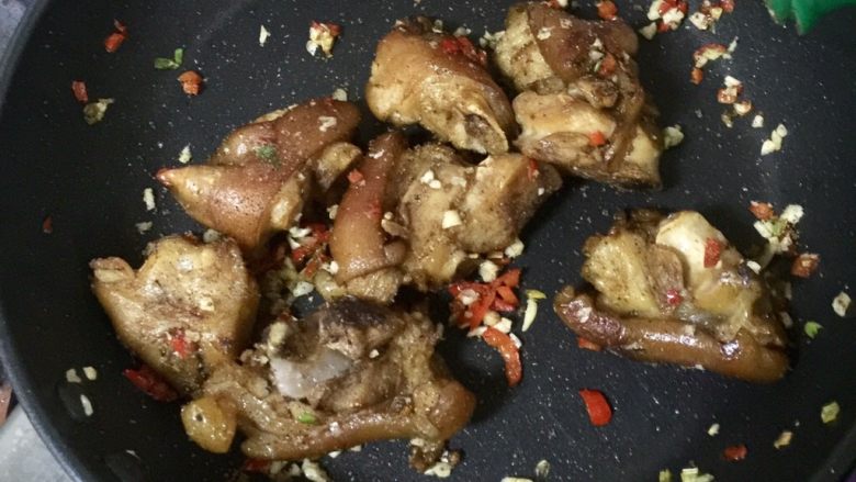 椒盐猪蹄,再一次撒椒盐粉,想吃口味重的就多撒一点,翻炒一分钟