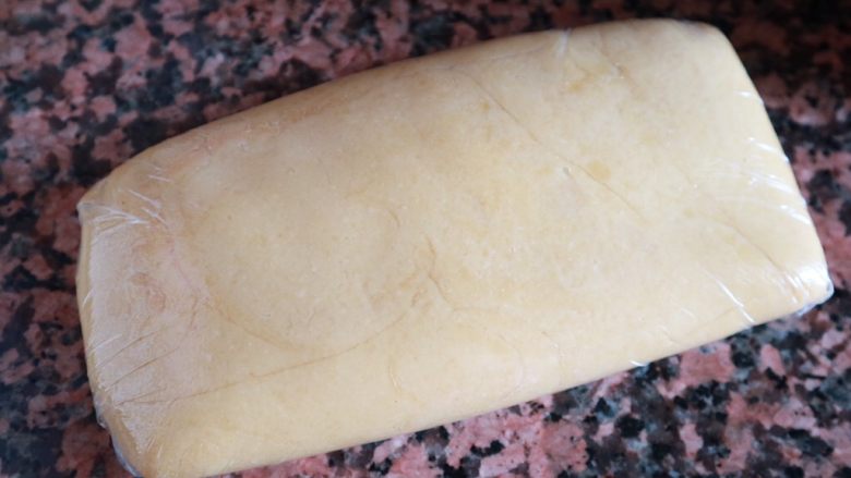 奶香绿豆糕,用耐高温的保鲜膜包裹住炒好的绿豆泥,冷却降温