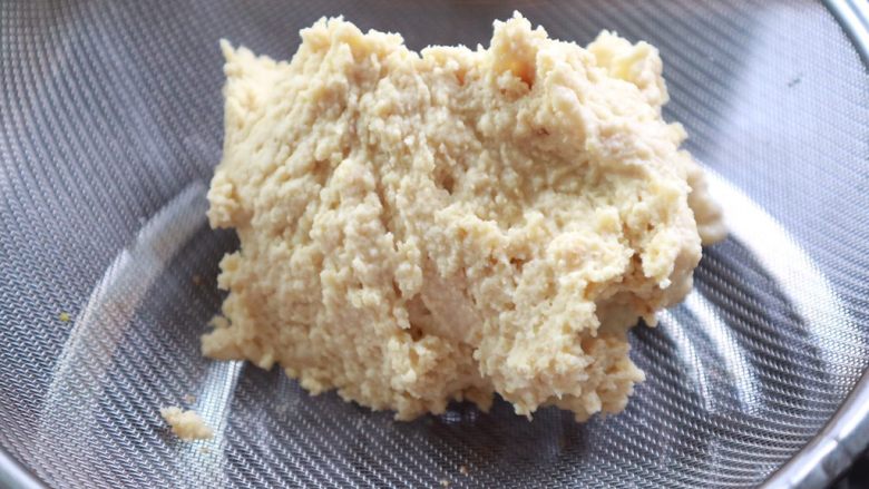 奶香绿豆糕,把绿豆泥过一次筛,这一步需要一些耐心