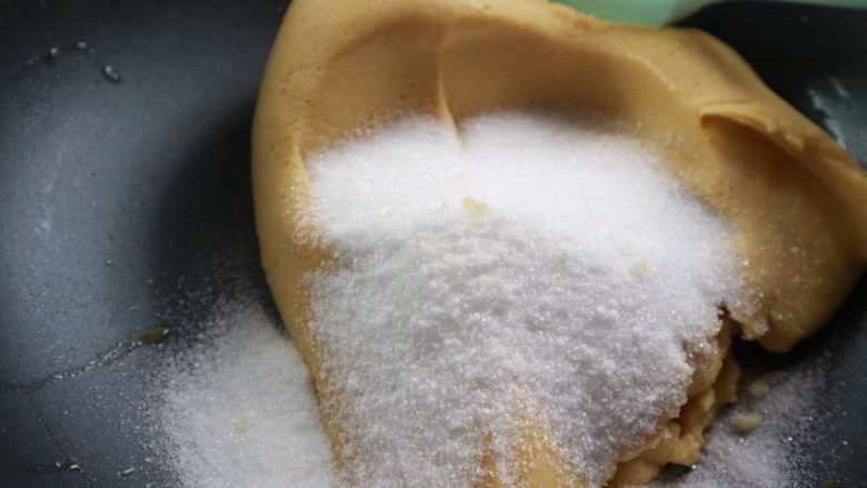 奶香绿豆糕,然后一次性加入细砂糖,快速拌匀