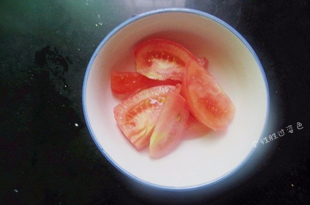 0脂肪的蔬菜减肥汤,<a style='color:red;display:inline-block;' href='/shicai/ 3551'>西红柿</a>切成块