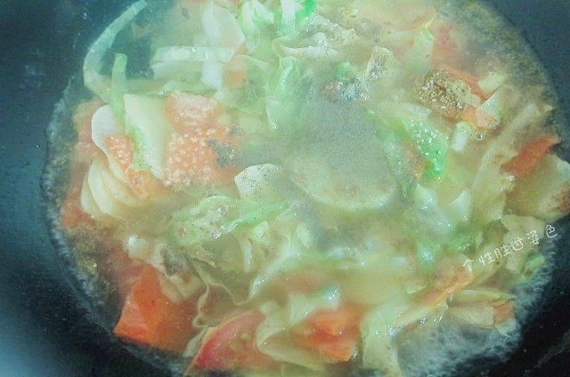 0脂肪的蔬菜减肥汤,倒入800ML水，大火开煮