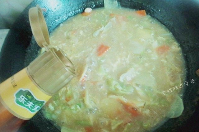 0脂肪的蔬菜减肥汤,临出锅的时候，加入鸡精、盐、香油、黑胡椒粉，搅拌均匀即可食用