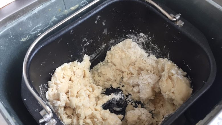 蛋黄酥,纯纯的诱惑,然后,再开始做酥皮,把材料放进去面包机桶中,启动一个和面程序;