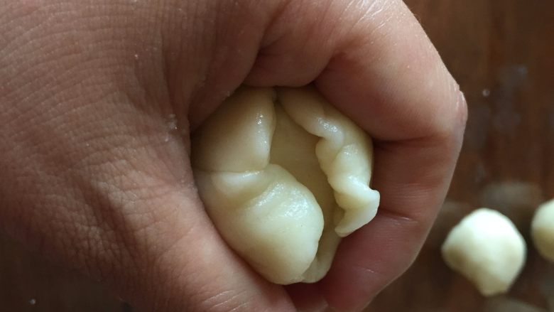 蛋黄酥,纯纯的诱惑,然后用虎口,收口,收口朝下;