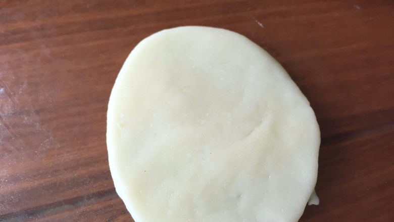 蛋黄酥,纯纯的诱惑,把油皮,揉圆,擀开了;