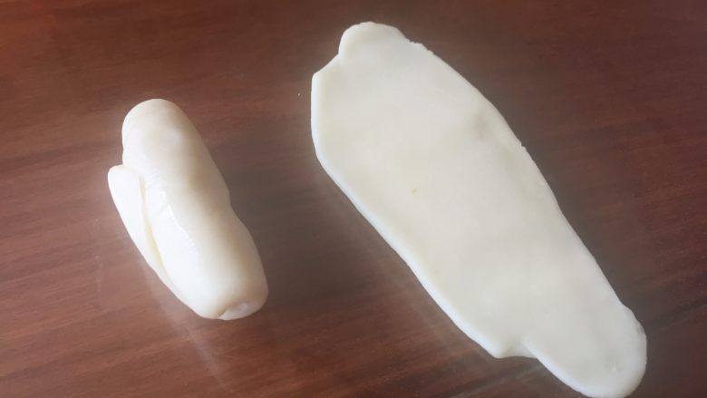 蛋黄酥,纯纯的诱惑,20分钟后,再取出,再次擀成牛舌状;