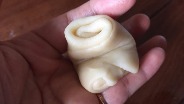蛋黄酥,纯纯的诱惑,20分钟后,取出,取一个小剂子,如图的样子,卷起来;
