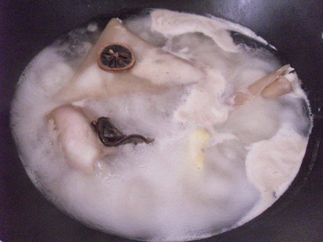 低脂美容的水晶皮冻,大火煮15分钟,猪皮捞起冲一下凉水;