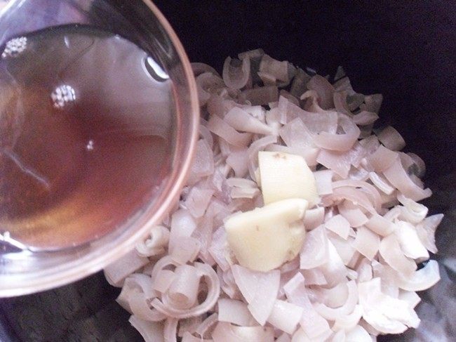低脂美容的水晶皮冻,倒入自制料酒(用普通料酒也可以,自制的更香更好味哦)放入姜块;