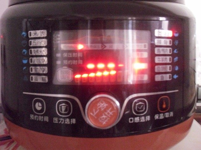 低脂美容的水晶皮冻,遮上锅盖,通电按煲汤键就可以了;