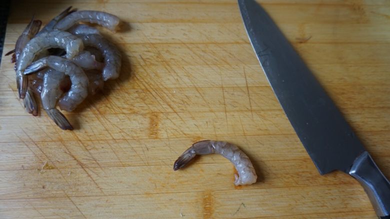 一杯清酒一份炸虾独饮人生,虾身剥壳，留尾部虾壳。