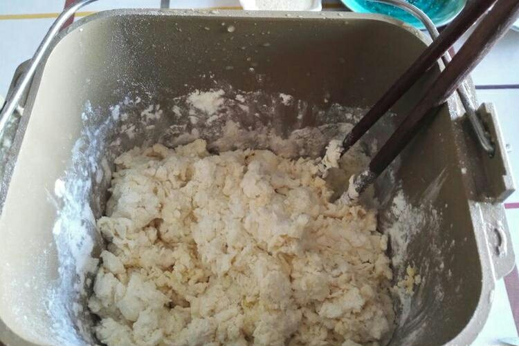 米奇沙拉面包,用筷子搅拌均匀,面包机先揉20分钟。