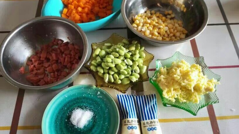 米奇沙拉面包,趁面包机揉面的时候,准备好馅料部分,胡萝卜,<a style='color:red;display:inline-block;' href='/shicai/ 437'>火腿肠</a>切小粒。