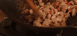 豌豆辣炒牛肉粒,里放适量油,温油入牛肉粒炒至6分熟,依次放入蒜片、辣椒和豌豆,加盐调味,快炒起锅即可。
