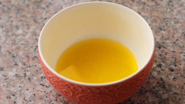 水果松饼,<a style='color:red;display:inline-block;' href='/shicai/ 887'>黄油</a>隔水融化成液体状态。