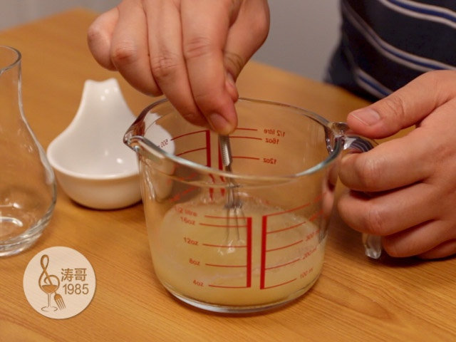 这些美爆了的3D果冻花居然是用吸管做的,再加入清水慢慢搅拌均匀,不要太快,要不然会产生气泡,要选用透明度高的吉利丁粉,每个牌子的吉利丁粉透明度都不一样