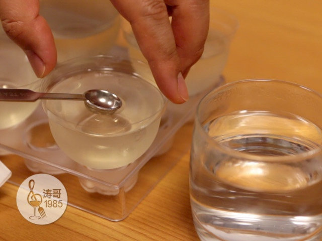 这些美爆了的3D果冻花居然是用吸管做的,从冰箱里取出已经凝固的果冻,用开水烫过的金属勺在每个果冻中心烫出一个小坑,需要重复多次
