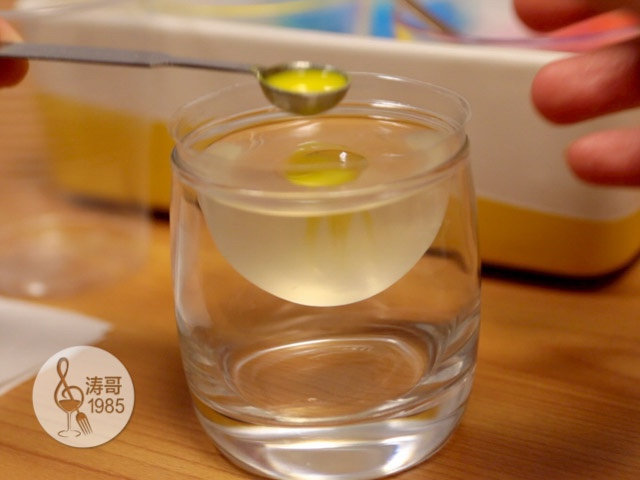 这些美爆了的3D果冻花居然是用吸管做的,扎好后去除多余的果冻液,接着用同样的方法做好其他果冻的花蕊,你可以选择任何自己喜欢的颜色