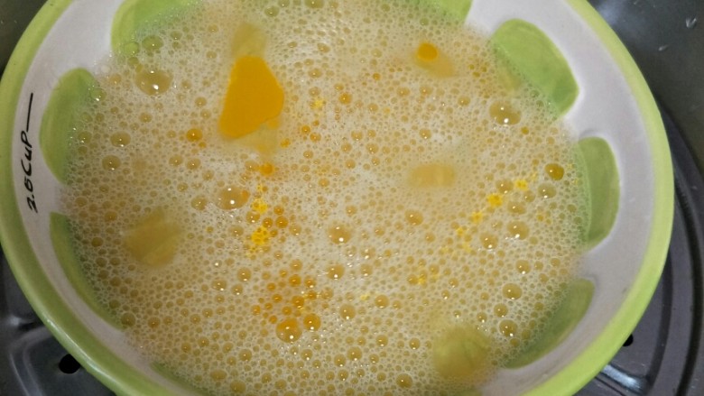 海胆蒸鸡蛋糕,加水搅开,淋几滴油,撒一点葱花,凉水上锅蒸10分钟